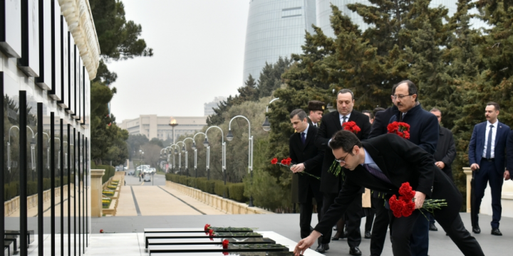 Turkish Deputy Minister of Foreign Affairs visits Alley of Martyrs and “Turkish Martyrdom” monument