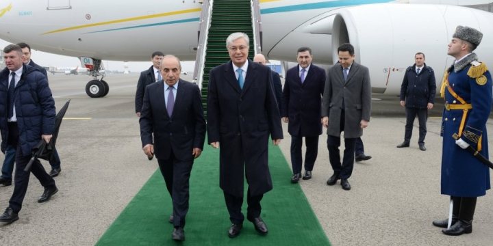 Qazaxıstan Prezidenti Kasım-Jomart Tokayev Azərbaycana dövlət səfərinə gəlib