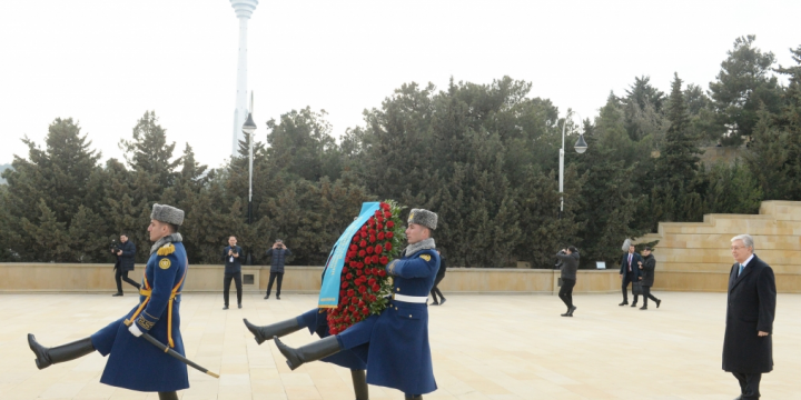 Qazaxıstan Prezidenti Kasım-Jomart Tokayev Bakıda şəhidlərin xatirəsini anıb