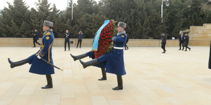 Kazakh President Kassym-Jomart Tokayev pays tribute to Azerbaijani martyrs