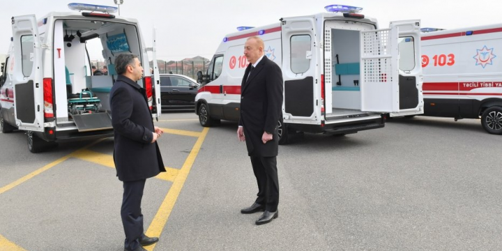 Prezident İlham Əliyev yeni alınmış müasir təcili tibbi yardım avtomobilləri ilə tanış olub