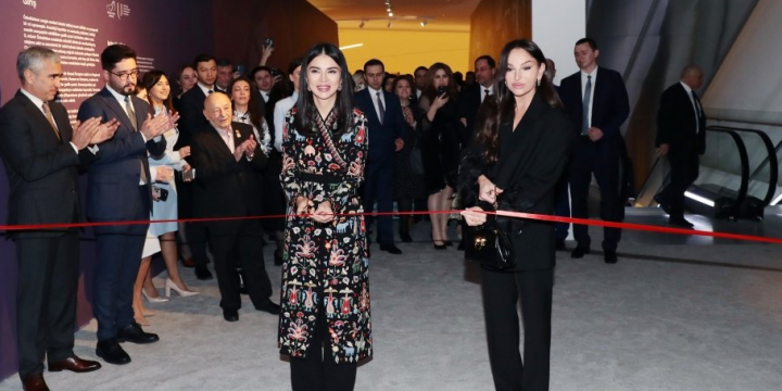 Birinci vitse-prezident Mehriban Əliyeva və Özbəkistan Prezidentinin köməkçisi Saida Mirziyoyeva Heydər Əliyev Mərkəzində “İlmələrdə yaşayan irs: Özbəkistan tikmələrinə səyahət” adlı sərginin açılışında iştirak ediblər