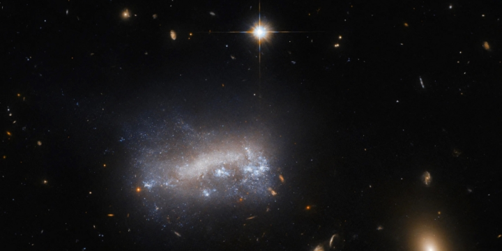 “Hubble” teleskopu uzaq cırtdan qalaktikada gedən prosesləri göstərib
