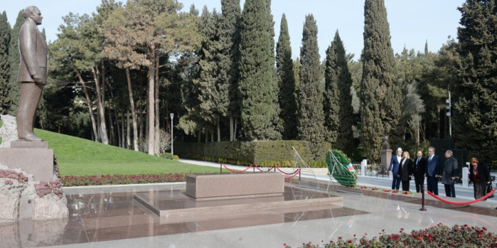 Participants of TURKPA meeting pay respect to Great Leader Heydar Aliyev