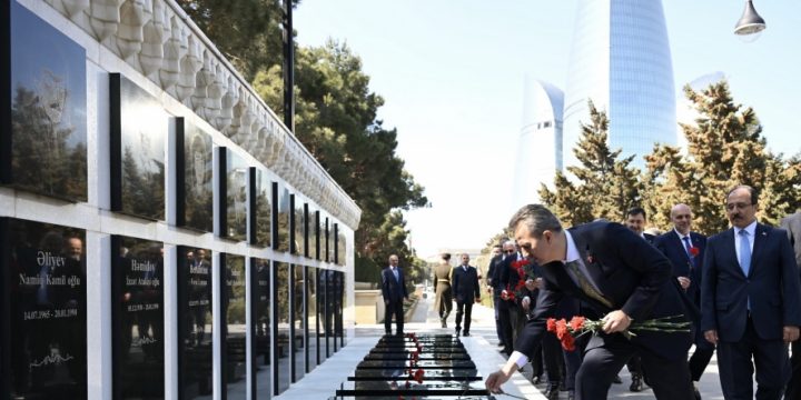 Chairman of Turkish Defense Industry Committee visits Alley of Martyrs and Turkish Martyrdom monument