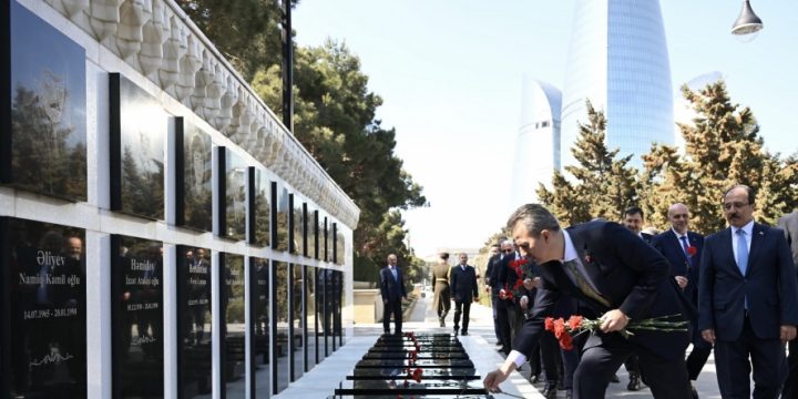 Türkiyənin Müdafiə Sənayesi Komitəsinin sədri Bakıda Şəhidlər xiyabanını və “Türk şəhidliyi” abidəsini ziyarət edib