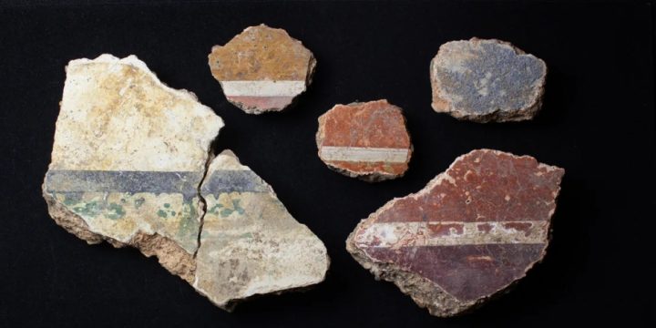 İngiltərədə sikkələr və qiymətli daşlarla dolu, habelə “lənət lövhələri” olan Roma villası tapılıb