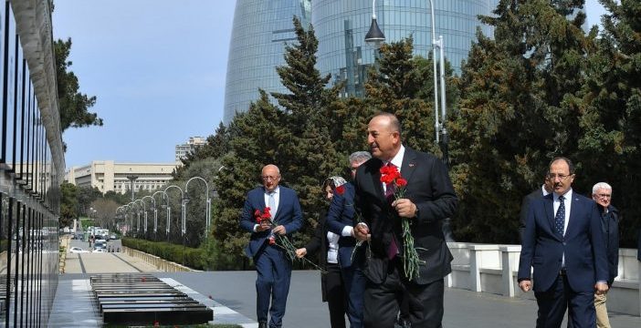 Türkiyənin NATO PA-dakı nümayəndəsi Mövlud Çavuşoğlu Ulu Öndərin məzarını və Şəhidlər xiyabanını ziyarət edib