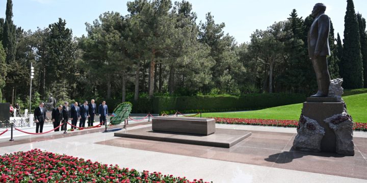 Gürcüstan parlamentariləri Ulu Öndərin məzarını və Şəhidlər xiyabanını ziyarət ediblər