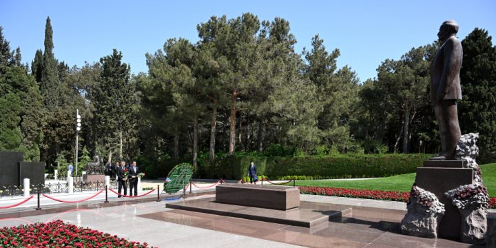 Əlcəzair parlamentariləri Ulu Öndər Heydər Əliyevin məzarını və Şəhidlər xiyabanını ziyarət edib