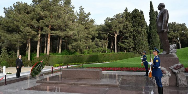 Qırğızıstan Prezidenti Sadır Japarov Fəxri xiyabanda Ulu Öndər Heydər Əliyevin məzarını ziyarət edib