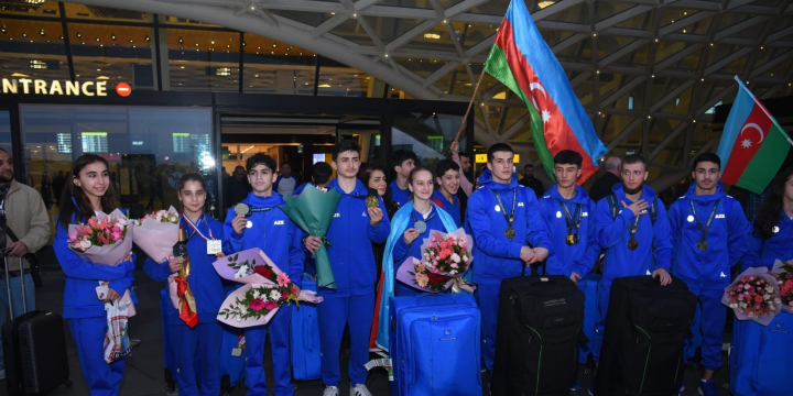 Avropa çempionatında qızıl və gümüş medallar qazanan gimnastlarımız Vətənə dönüblər