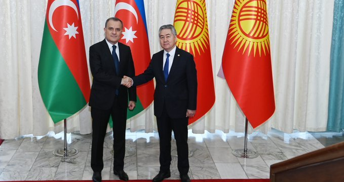 Ceyhun Bayramov qırğız həmkarı ilə görüşüb