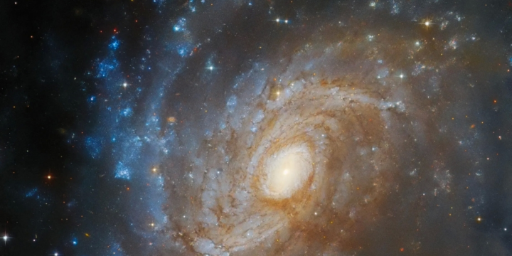 “Hubble” kosmik teleskopu qatı toz dumanında yerləşən qalaktikanın görüntüsünü yayıb
