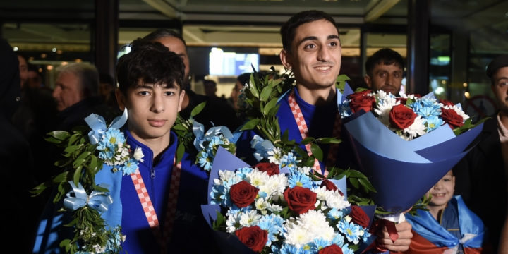 Avropa çempionatında qızıl medal qazanan Azərbaycan boksçuları Vətənə qayıdıblar