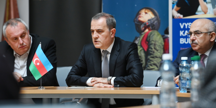 Ceyhun Bayramov Çexiyanın “CEVRO” İnstitutunda ölkəmizin xarici siyasət prioritetlərindən danışıb