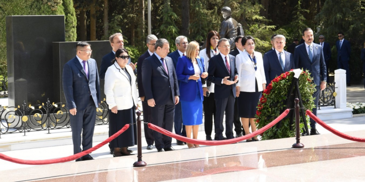 Türk dövlətləri parlamentlərinin nümayəndə heyətləri Fəxri xiyabanı və Şəhidlər xiyabanını ziyarət ediblər