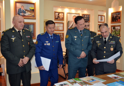 Azerbaijani, Kazakh military specialists hold meetings