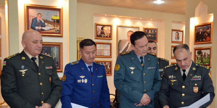 Azerbaijani, Kazakh military specialists hold meetings