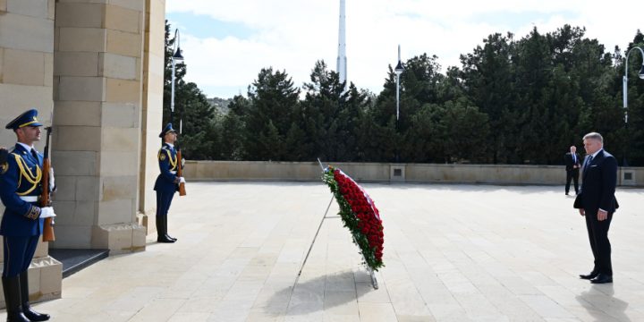 Slovakiyanın Baş naziri Şəhidlər xiyabanını ziyarət edib