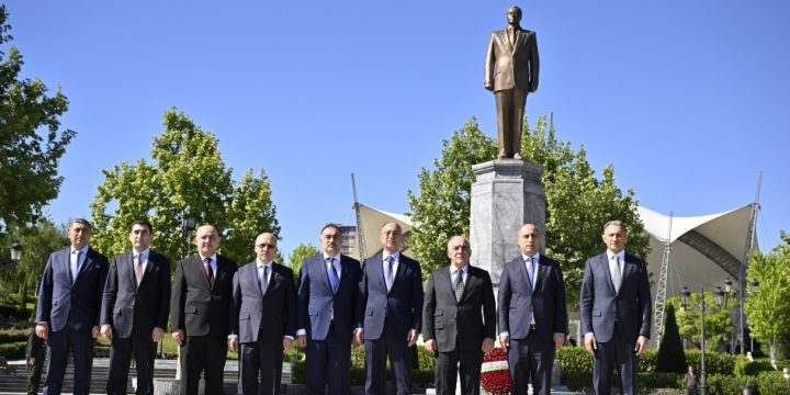 Baş nazir Əli Əsədov Ankarada Ümummilli Lider Heydər Əliyevin abidəsini ziyarət edib