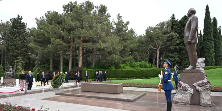 Bolqarıstan Prezidenti Rumen Radev Fəxri xiyabanda Ulu Öndərin məzarını ziyarət edib