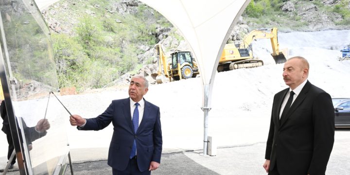 Prezident İlham Əliyev Xankəndi-Şuşa-Laçın avtomobil yolunda görülən işlərlə tanış olub