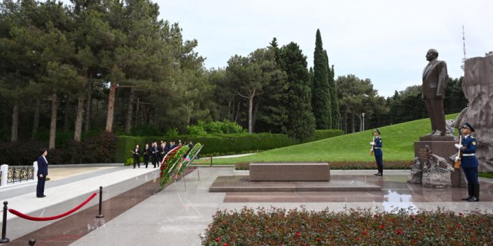 Çin Xalq Siyasi Məşvərət Şurasının nümayəndə heyəti Ulu Öndərin məzarını və Şəhidlər xiyabanını ziyarət edib
