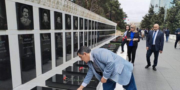 Azərbaycan Milli QHT Forumunun yeni rəhbərliyi Fəxri və Şəhidlər xiyabanlarını ziyarət edib