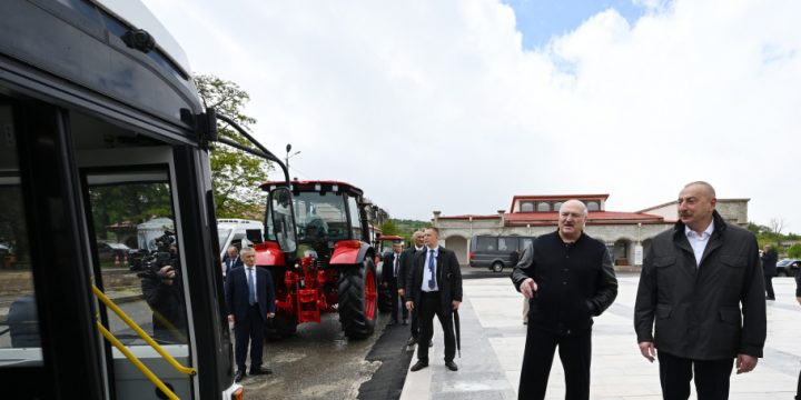Azərbaycan ilə Belarusun birgə istehsalı olan avtobusa və Belarus Prezidentinin hədiyyə etdiyi traktorlara baxış