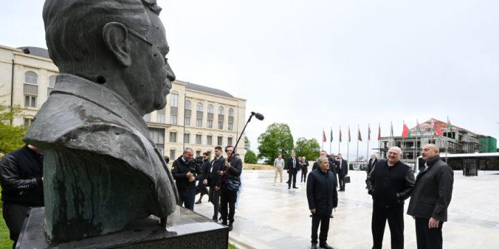 Azərbaycan və Belarus prezidentləri Şuşada Natəvanın, Bülbülün və Üzeyir Hacıbəylinin işğal dövründə gülləbaran edilmiş heykəllərinə baxıblar
