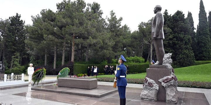 Latviya parlamentinin nümayəndə heyəti Ulu Öndərin məzarını və Şəhidlər xiyabanını ziyarət edib