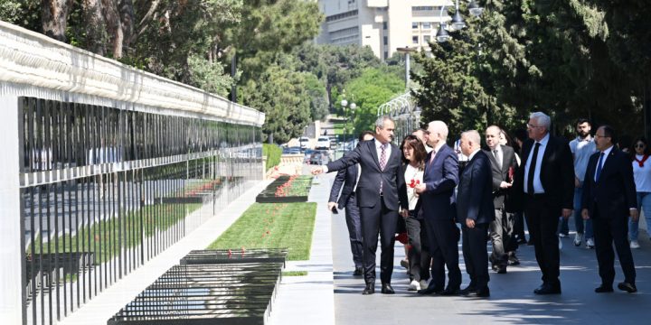Türkiyə nümayəndə heyəti Ulu Öndərin məzarını, Şəhidlər xiyabanını və “Türk şəhidliyi” abidəsini ziyarət edib