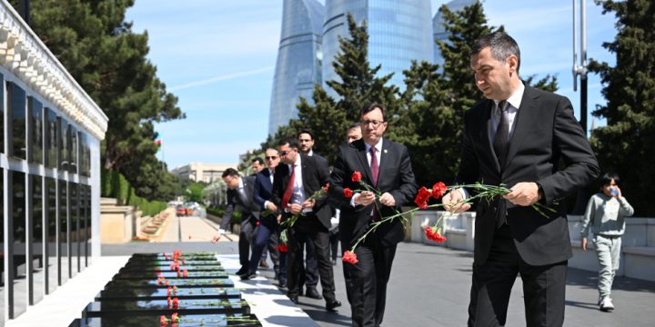 TBMM-in Baş katibinin müavini Ulu Öndərin məzarını və Şəhidlər xiyabanını ziyarət edib