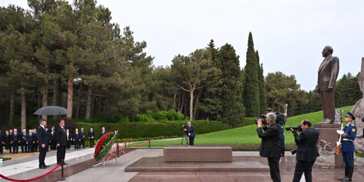 Tacikistan Prezidenti Fəxri xiyabanda Ulu Öndərin məzarını ziyarət edib