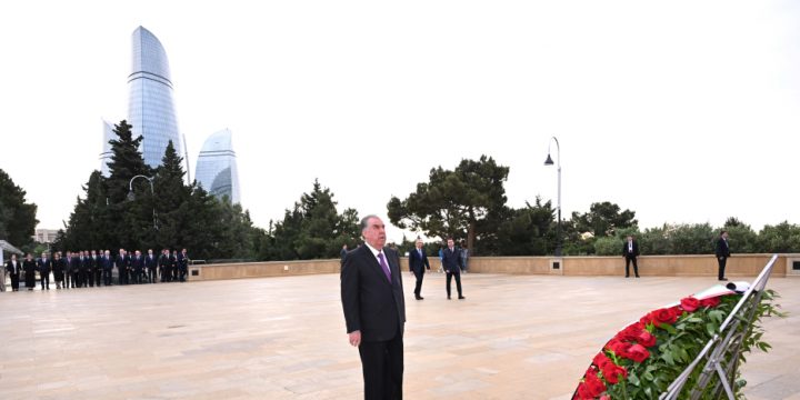 Prezident Emoməli Rəhmon Şəhidlər xiyabanını ziyarət edib