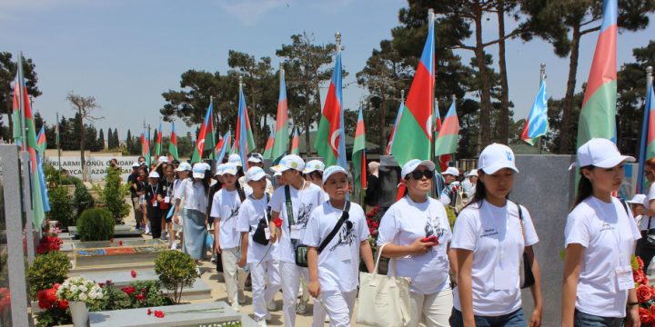 Türk dövlətlərinin məktəbliləri Şəhidlər xiyabanını və “Türk şəhidliyi” abidəsini ziyarət ediblər