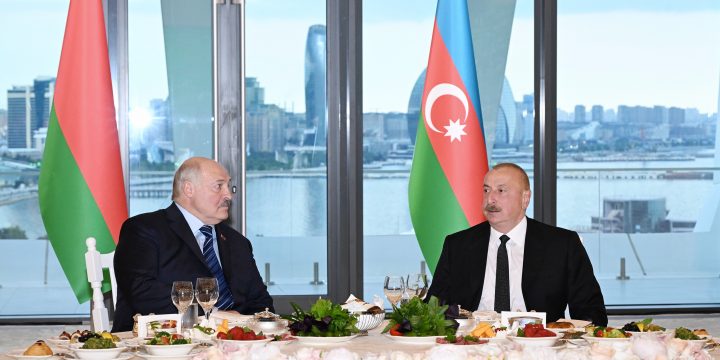 “Gülüstan” sarayında Prezident İlham Əliyevin adından Prezident Aleksandr Lukaşenkonun şərəfinə dövlət ziyafəti verilir