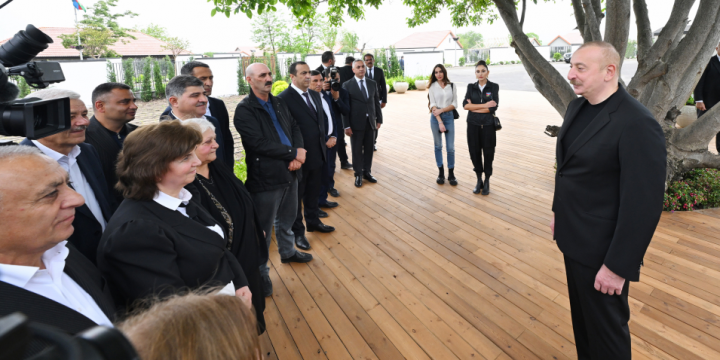 Prezident İlham Əliyev və Birinci xanım Mehriban Əliyeva Xocalı şəhərinə köçən sakinlərlə görüşüblər 