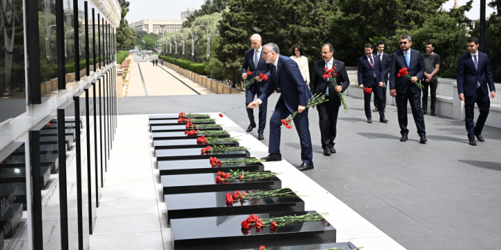 Türkiyənin əmək və sosial müdafiə naziri Şəhidlər xiyabanını ziyarət edib