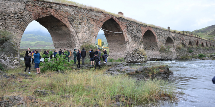 Norwegian travelers familiarize themselves with Khudafarin Bridge