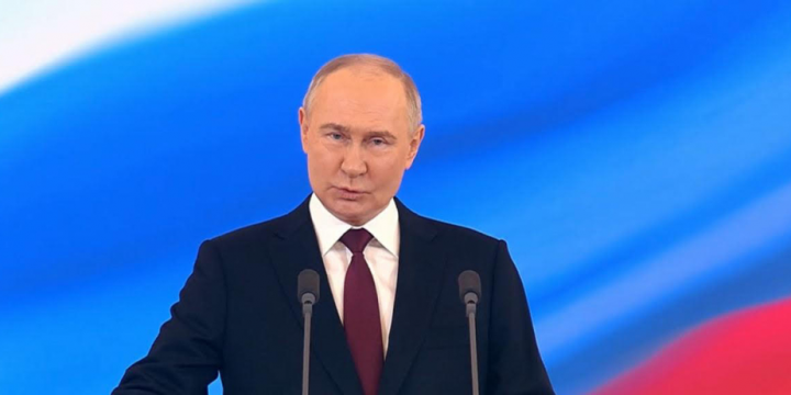Vladimir Putin formally takes office as Russian president for six-year term
