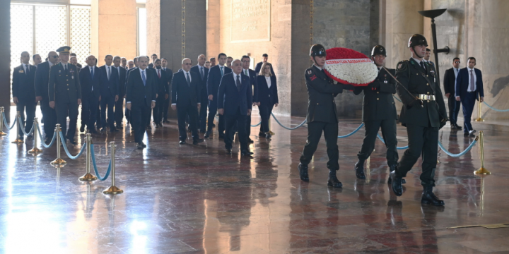 Azerbaijani PM visits Anitkabir in Ankara