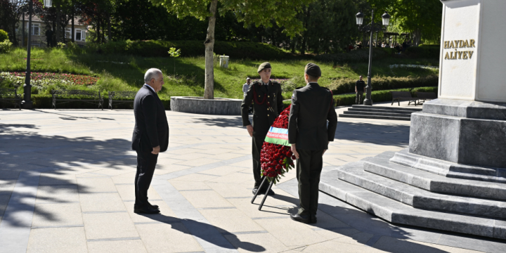 Azerbaijani PM visits monument to National Leader Heydar Aliyev in Ankara