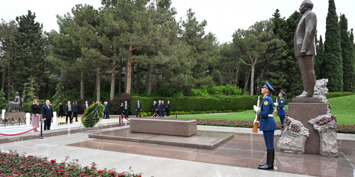 President of Bulgaria visits grave of National Leader Heydar Aliyev in Alley of Honors