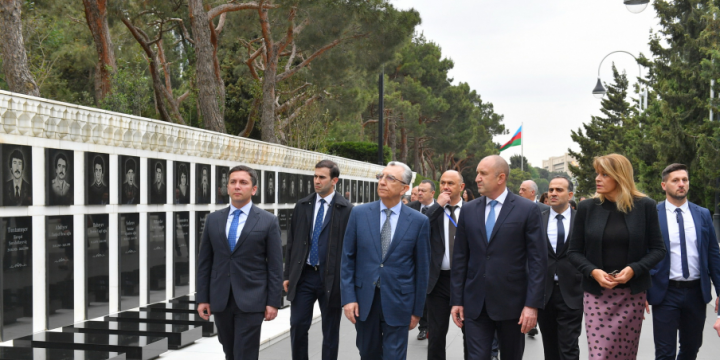 Bulgarian President visits Alley of Martyrs in Baku