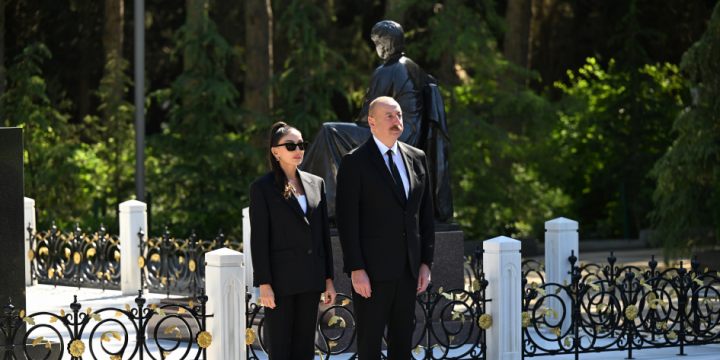 Prezident İlham Əliyev və Birinci xanım Mehriban Əliyeva Ulu Öndər Heydər Əliyevin Fəxri xiyabanda məzarını ziyarət ediblər