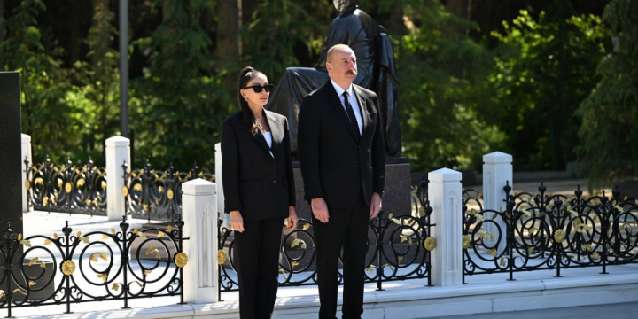 President Ilham Aliyev and First Lady Mehriban Aliyeva visited tomb of National Leader Heydar Aliyev in Alley of Honors