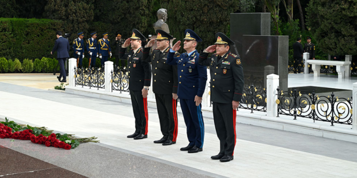 Müdafiə Nazirliyinin rəhbər heyəti Fəxri xiyabanı ziyarət edib