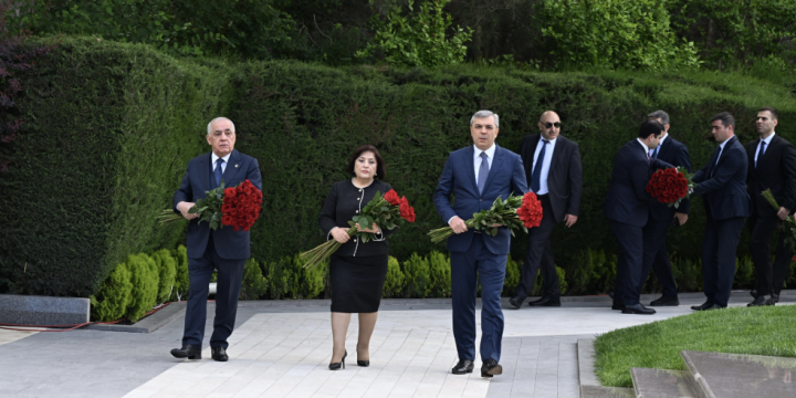 Azerbaijan’s state and government officials pay respect to National Leader Heydar Aliyev